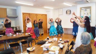 気仙沼南町災害公営住宅コミュニティセンターcadocco　さわやかお茶会（フラダンスの演奏会）