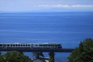 日本海を走る五能線、小入川鉄橋