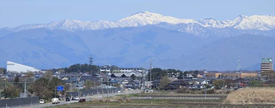 白神山地を仰ぐ街