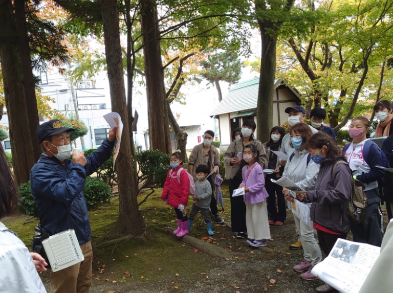 「めいしんを歩こう」の歌詞にある歴史スポットをウォーキングしている写真です。