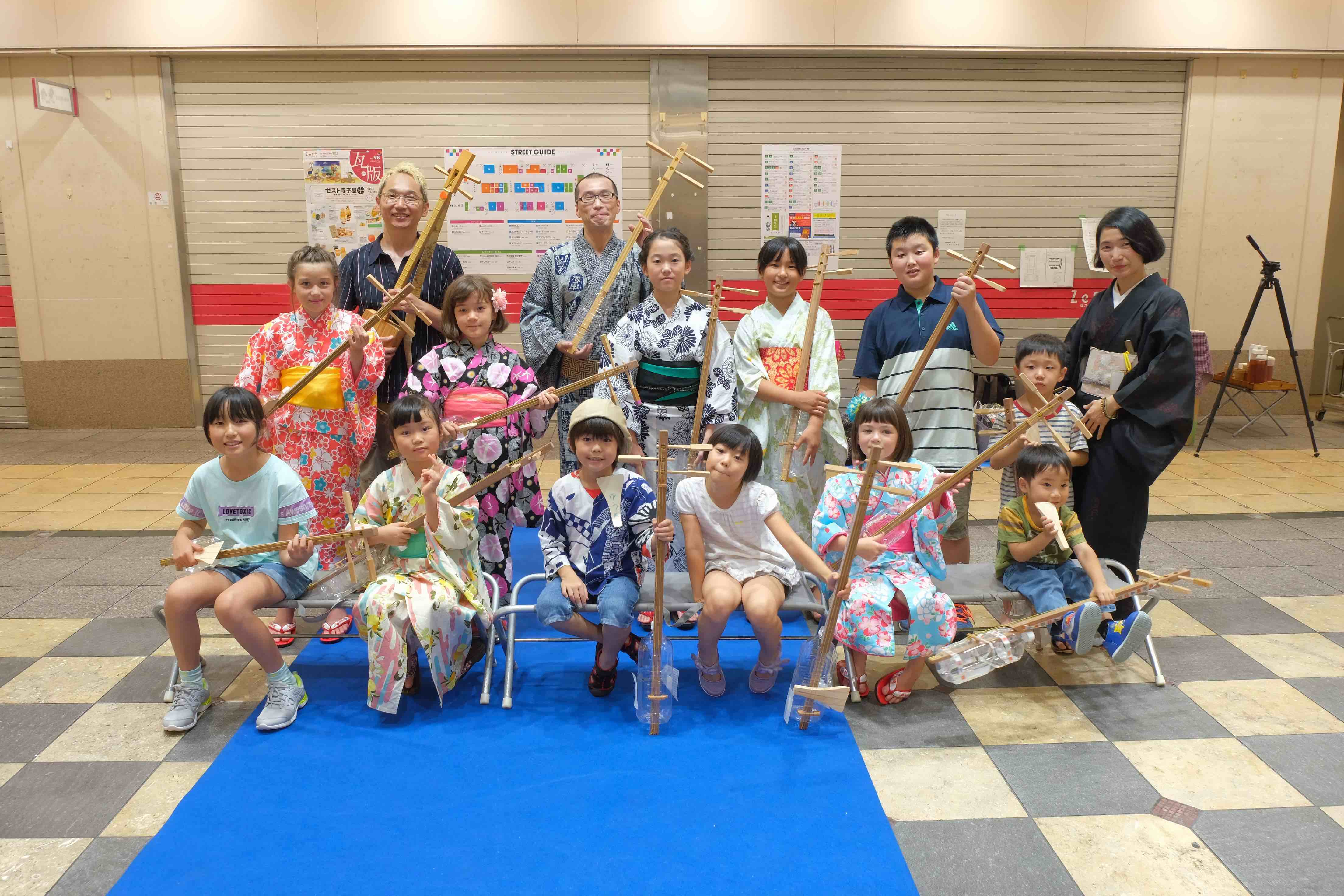 ペットボトル三味線ワークショップに参加してくれた子供たちとの1枚 Photo by AkihikoYoshida