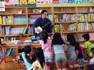 子供に囲まれて演奏する筆者。超近距離での演奏