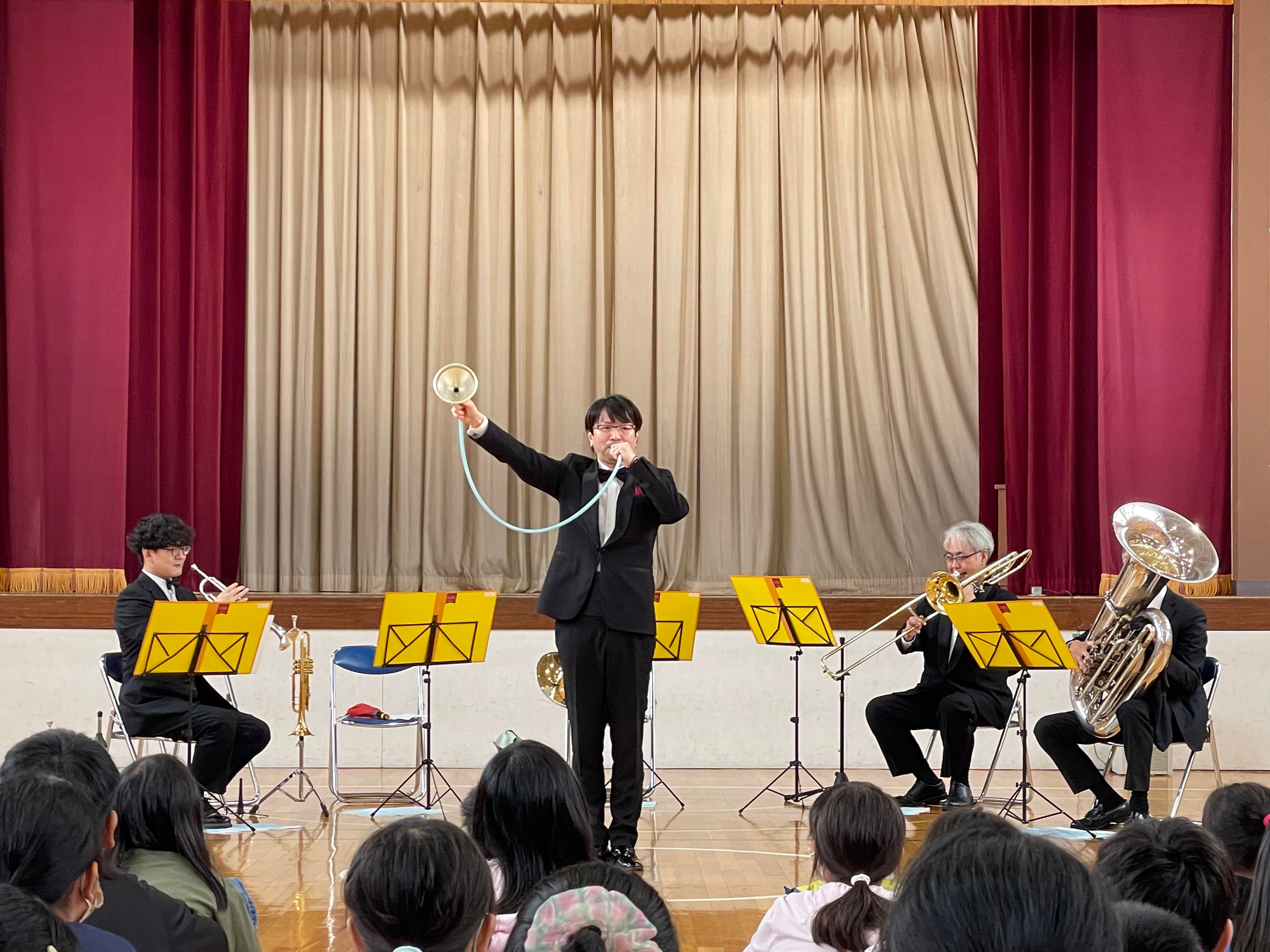 東京室内管弦楽団の金管アンサンブル「TOKYO Chamber Brass」での立川市での音楽鑑賞教室の様子（ゴムホース製ラッパの紹介）
