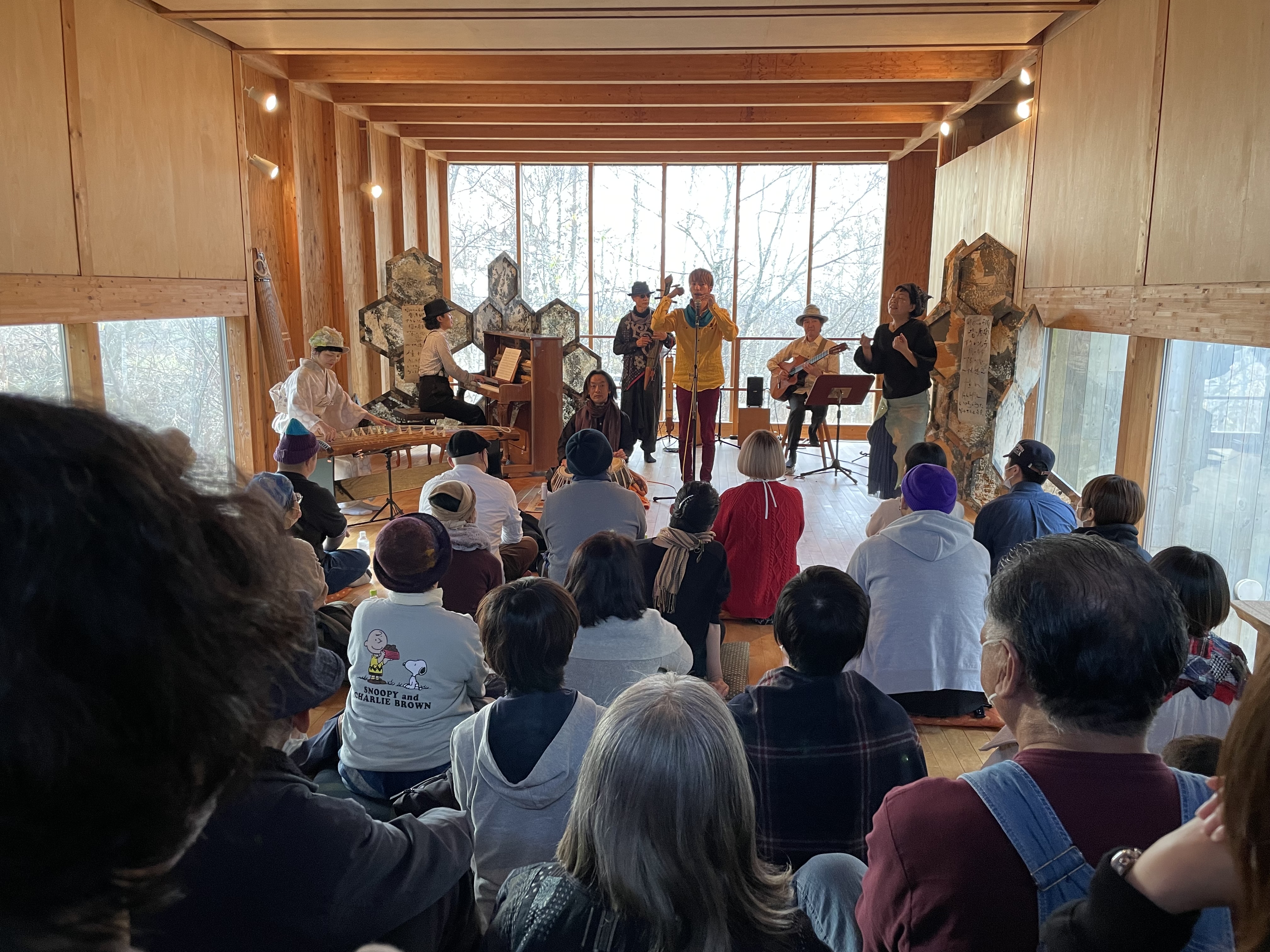 北海道長沼町での民族楽器オーケストラのコンサート風景