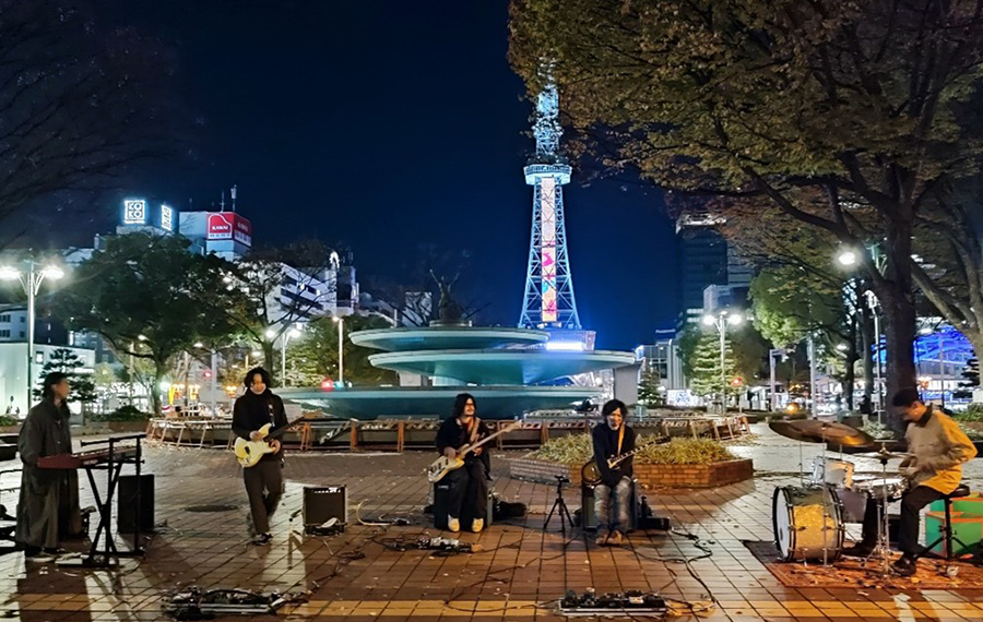 名古屋栄の噴水前で中部電力未来タワーをバックに路上ライブをする「BUXUS」
