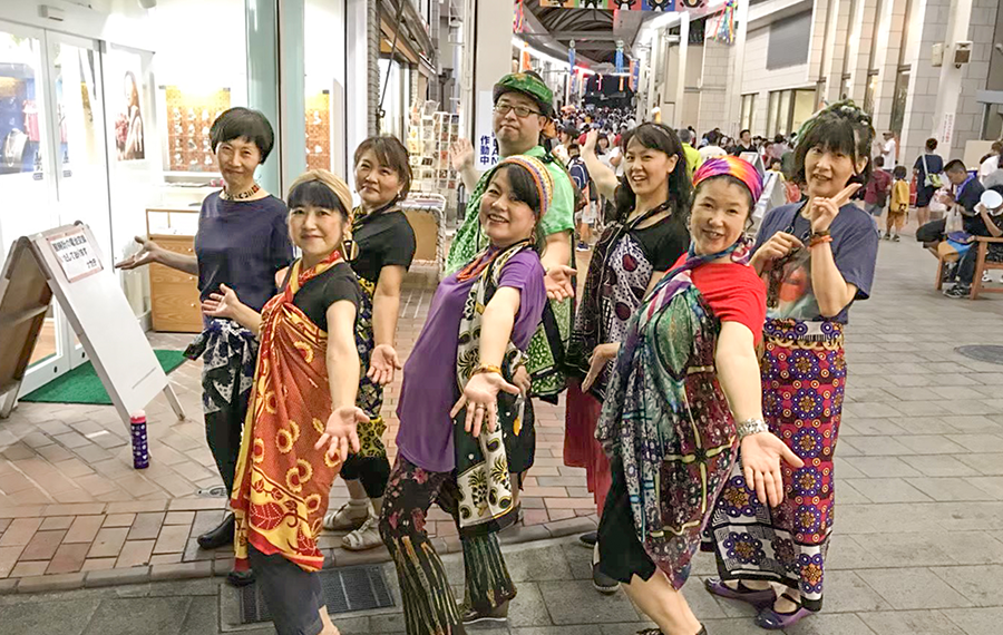 諫早川祭り出演時、タウン誌の取材を受けたときの集合写真(長崎：原田楽器)