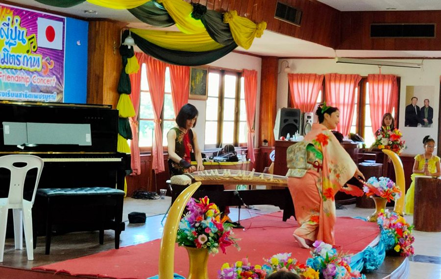 ピアノを寄贈したタイ中部の小学校で演奏