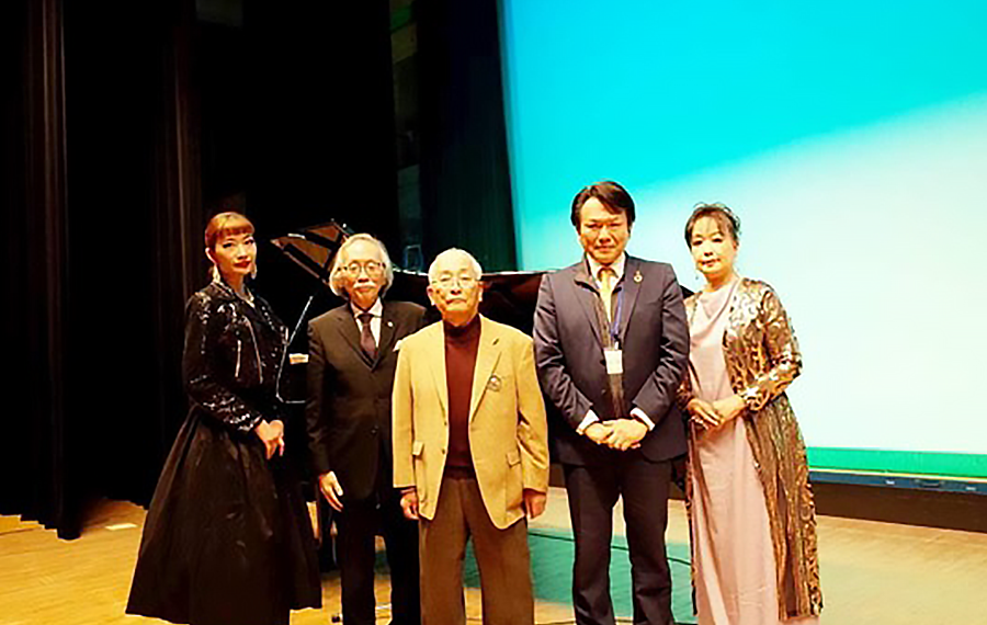 左からシャンソン歌手つづらかや、シャンソン評論家大野修平氏、春日部シャンソン栗原会長、岩谷春日部市長、筆者