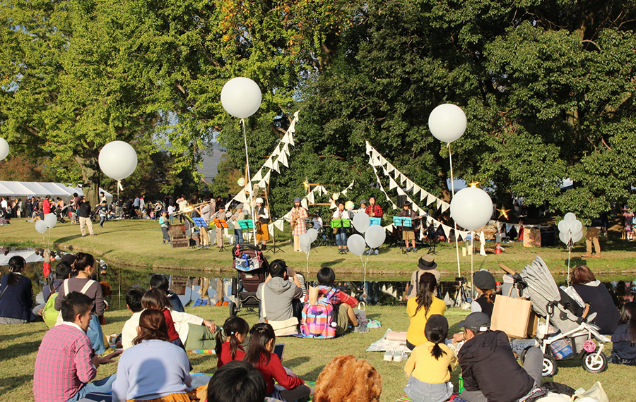 地域のお祭り「マーケット日和」にて野外ライブ