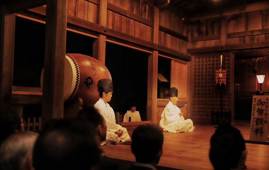 2016年福岡志賀海神社にて右奥で歌っているのが筆者