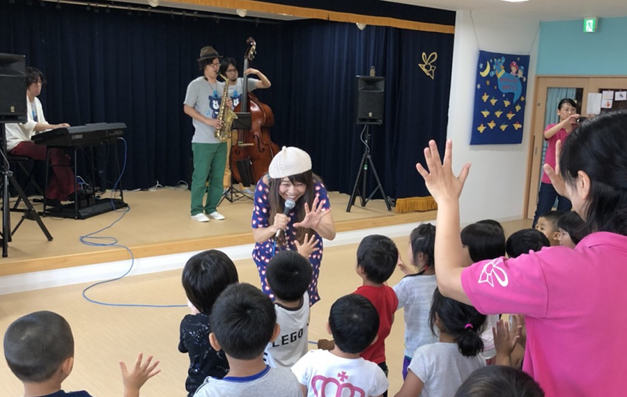 子どもたちと触れ合う様子2