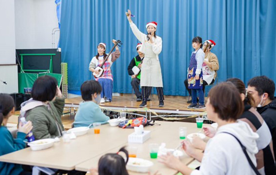 すみだゆいま〜る食堂さんでのパフォーマンスの様子