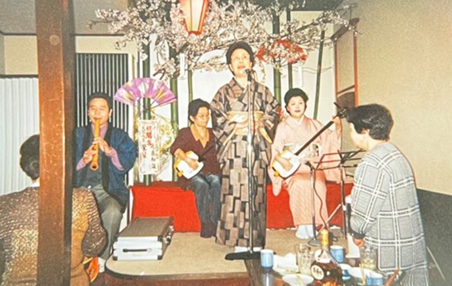 昭和後期の民謡酒場の様子(提供:向島栄翠)