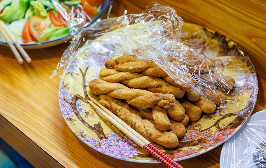 そうめんの起源ともいわれる行事食「 索餅（さくべい）」は、七夕頃に食べられていた。民謡こども食堂では、日本の食文化も共に伝えることができます。