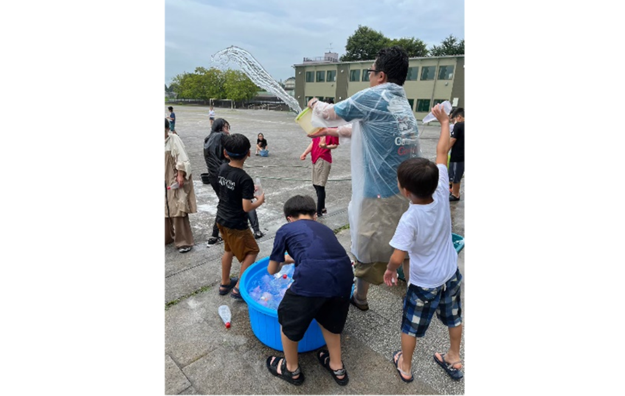 『水鉄砲あそび』夏に思いっきり水遊びをしました