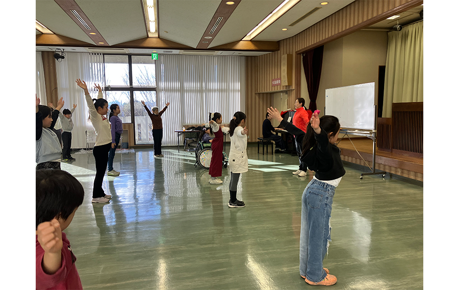 4拍子の曲に合わせた全身をほぐす身体表現