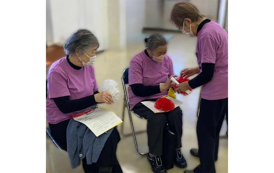 舞台発表で使う花飾りを制作している様子