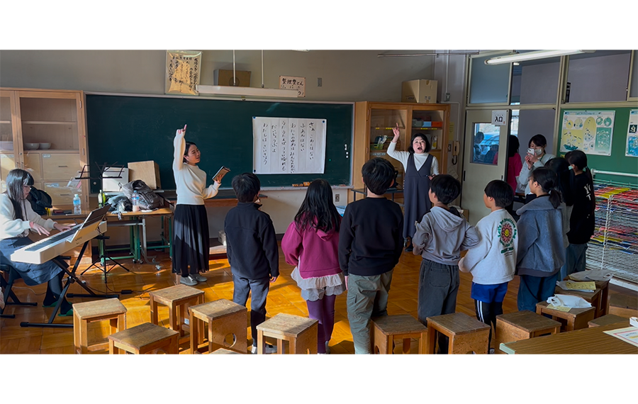 川越市霞が関東小学校2024 小学生とハモリ対決ゲームをしている様子