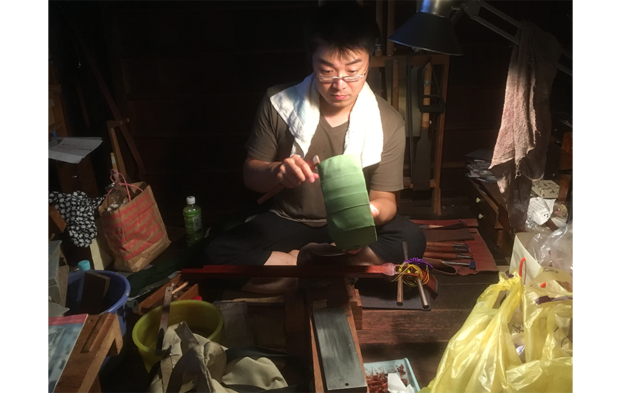 三味線の修理をする野中氏