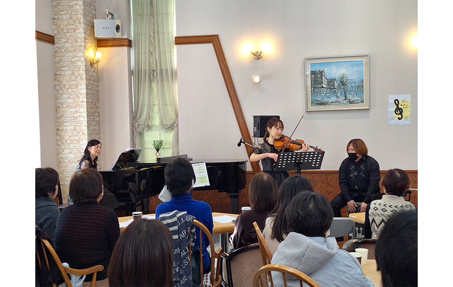 ヴァイオリン、ピアノ、カホーンの演奏