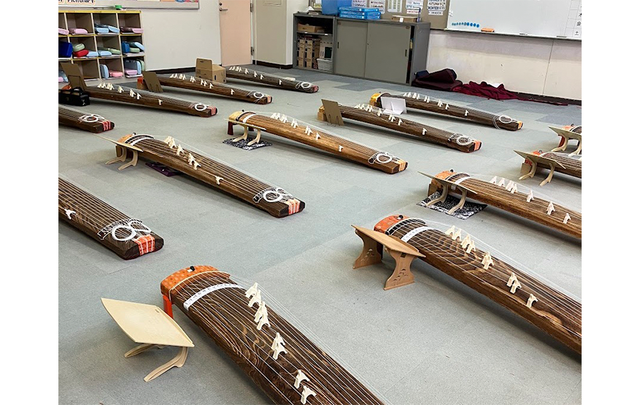 学校での授業のために設置した箏