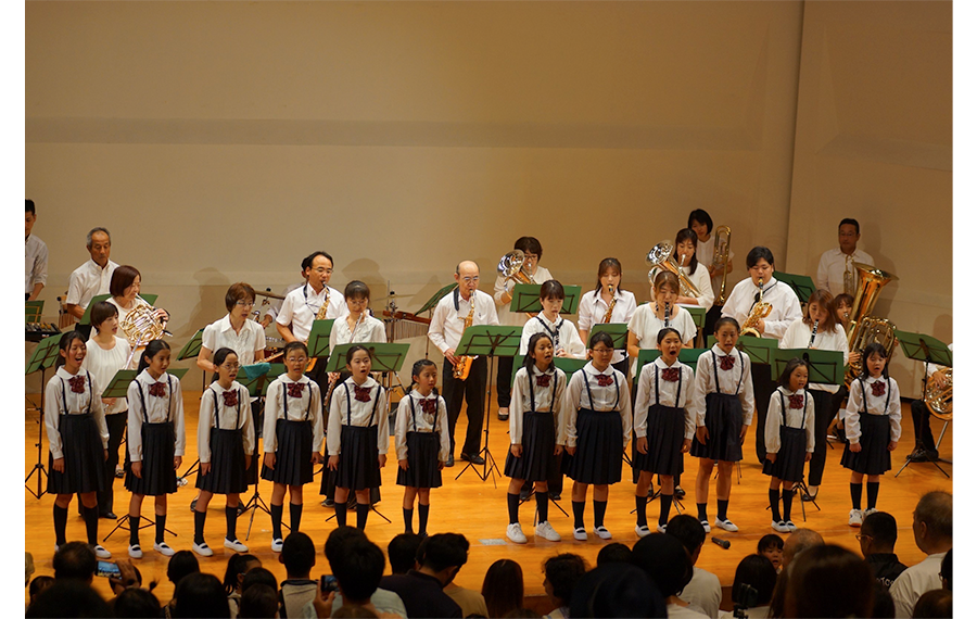 「第1回ドレミファ合唱団定期演奏会で地域のウインドアンサンブルの方々と共演」