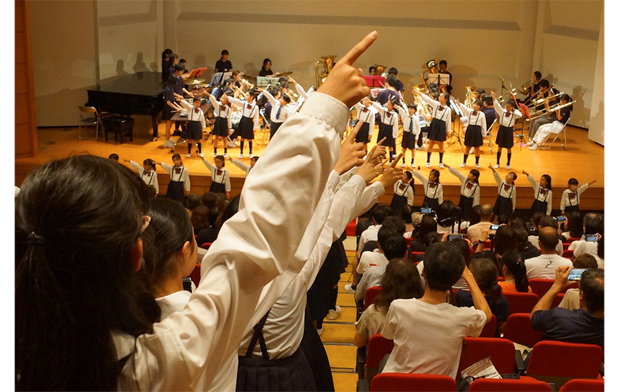 「第2回ドレミファ合唱団定期演奏会で金管バンドの子どもたちと共演」