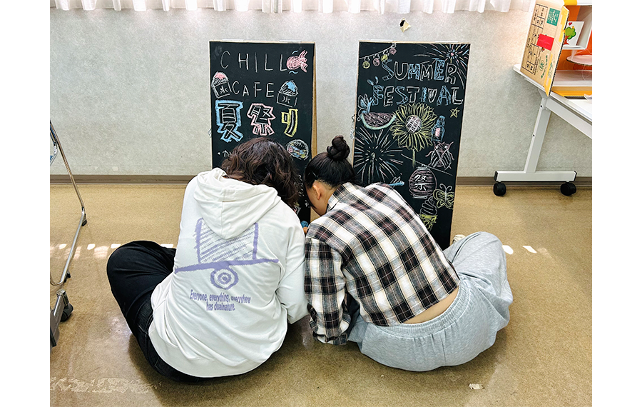 子どもたちが看板を作成している場面