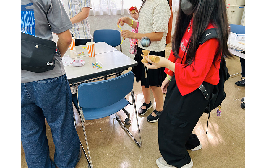 子どもたちが昔の遊びを体験してる様子