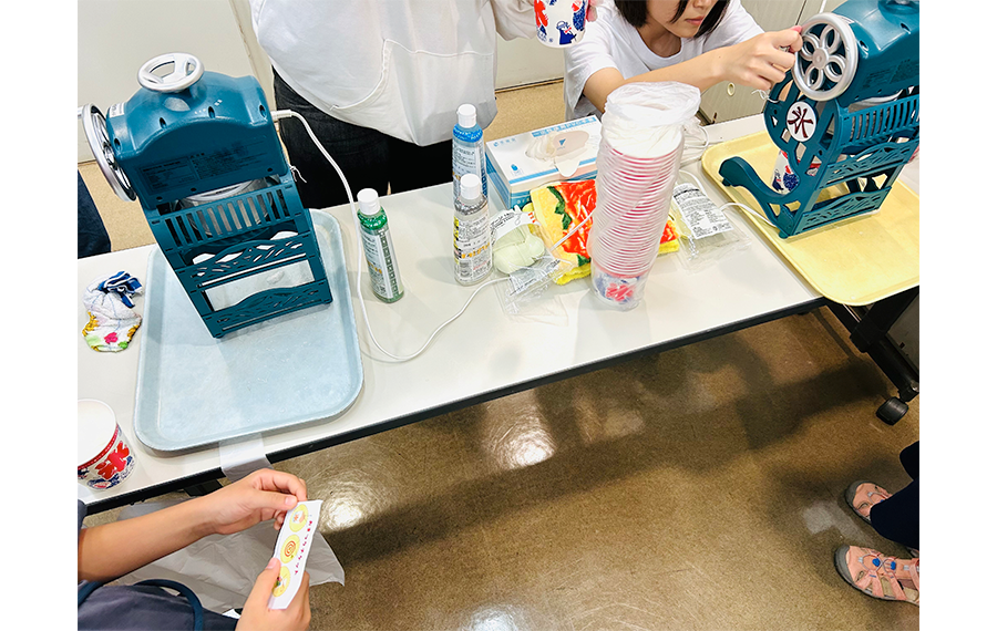 地元の中学生と大学生がかき氷を作っている様子