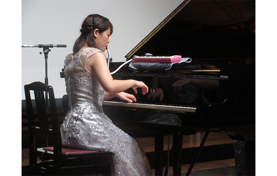 鍵盤ハーモニカとピアノの同時演奏