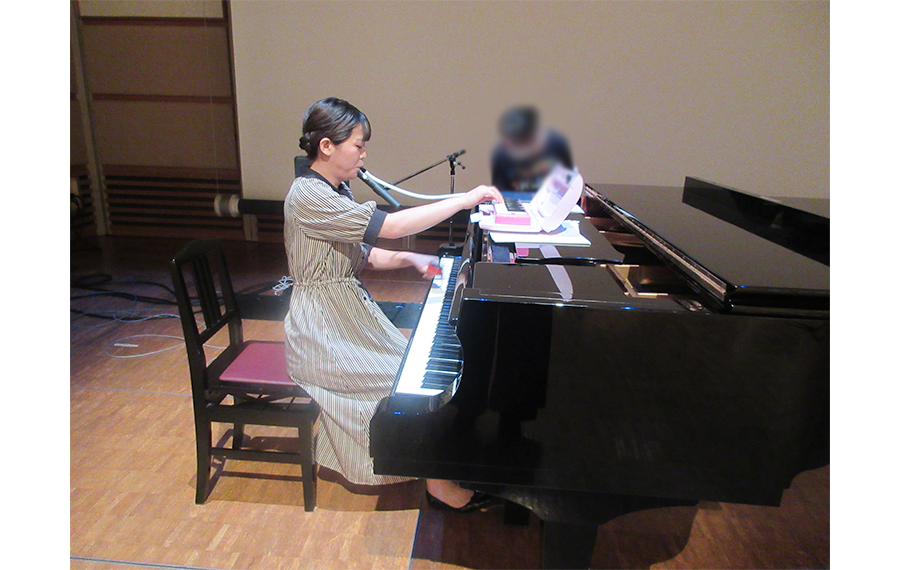 右手で鍵盤ハーモニカ、左手でピアノ、左手の親指でカスタネット