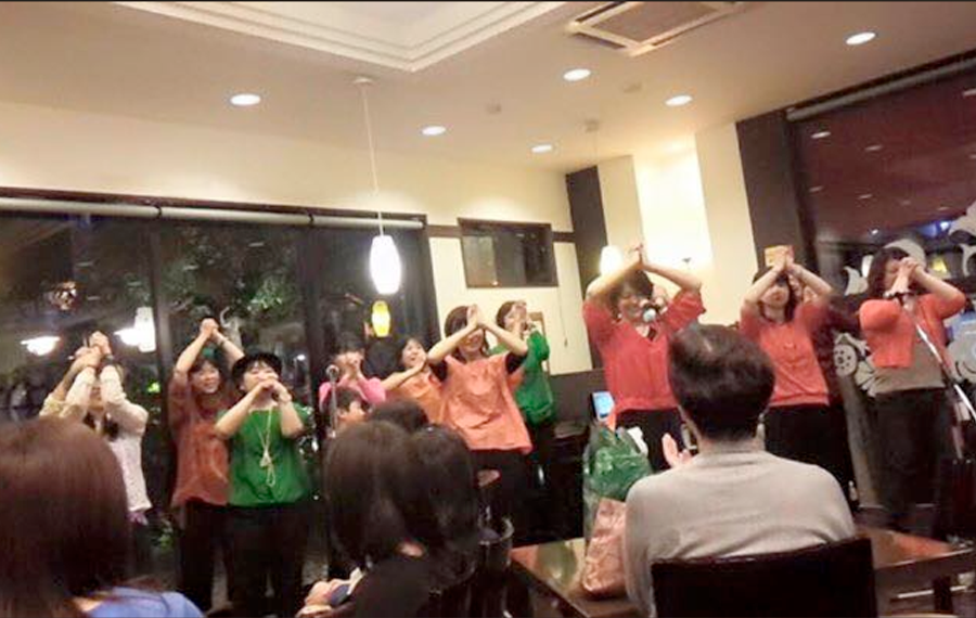 2015年石窯パンの家グラティエにて「Joyful Joyful」を歌って場面