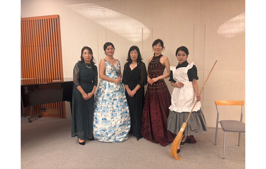 出演者と筆者（中央）