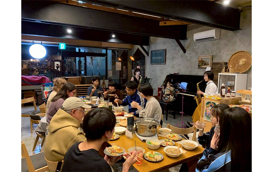 北海道でのカフェ交流会コンサート、地元の方と時間を共有