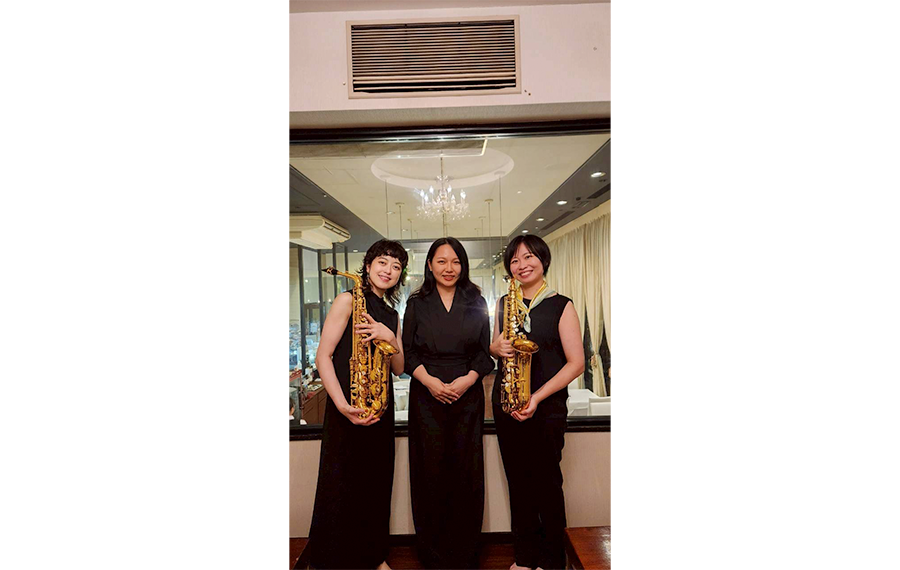 演奏者で記念撮影。レストラン演奏ということで衣装も黒を基調に