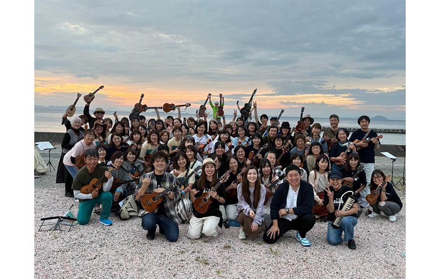 海をバックに参加者全員でアンサンブルを演奏しました。