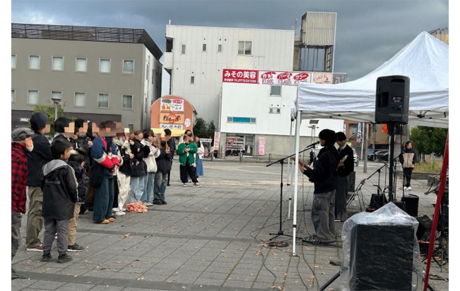 福知山駅北口公園での出演風景。学生バンドや地域の演奏者が参加
