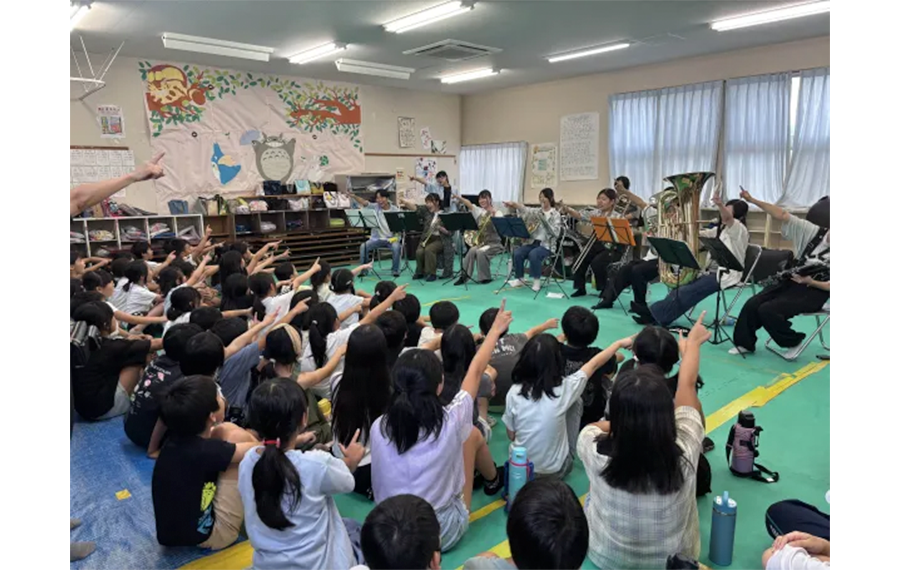 吹奏楽サークルの演奏を楽しむ子どもたちの様子