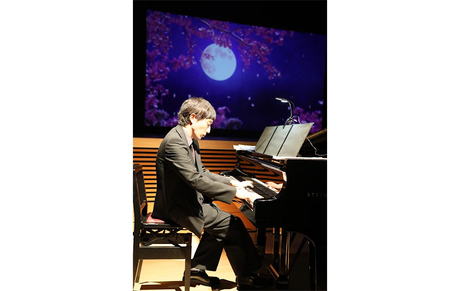 ピアニスト能條貴大氏のピアノソロ演奏「幻想曲さくら」とスクリーン映像