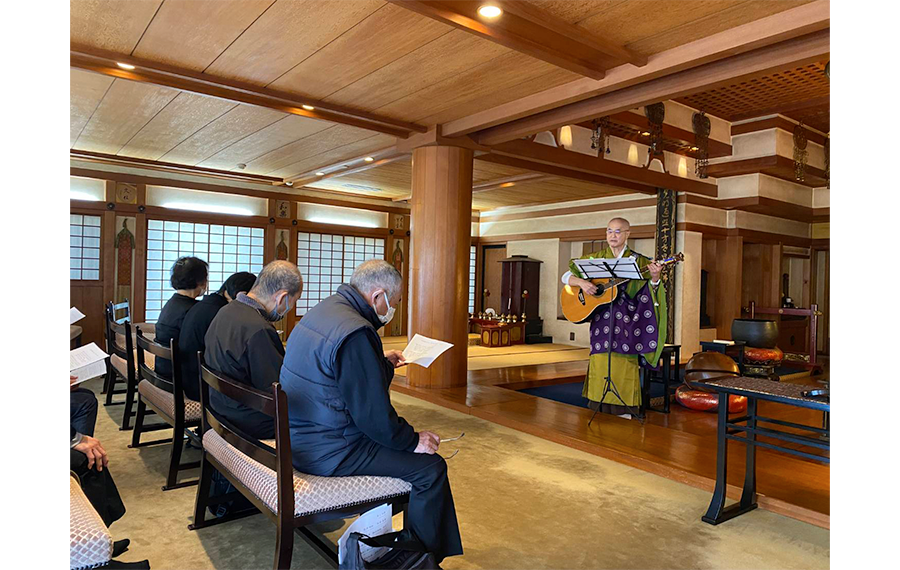谷中天王寺3．11追悼法要でのギター演奏