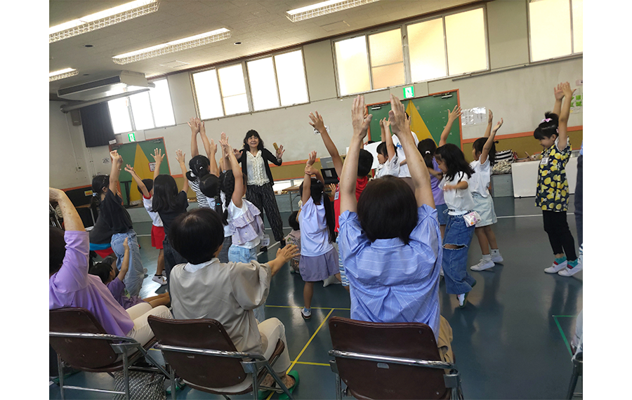 後半：リトミック講師による多世代交流