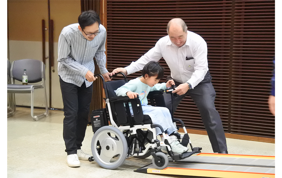車いす体験、高齢者疑似体験から加齢による心身機能の変化を学ぶ