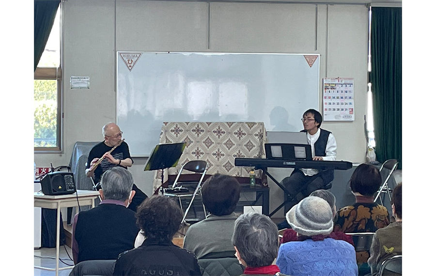 同じ自治会に所属するフルート奏者との演奏会