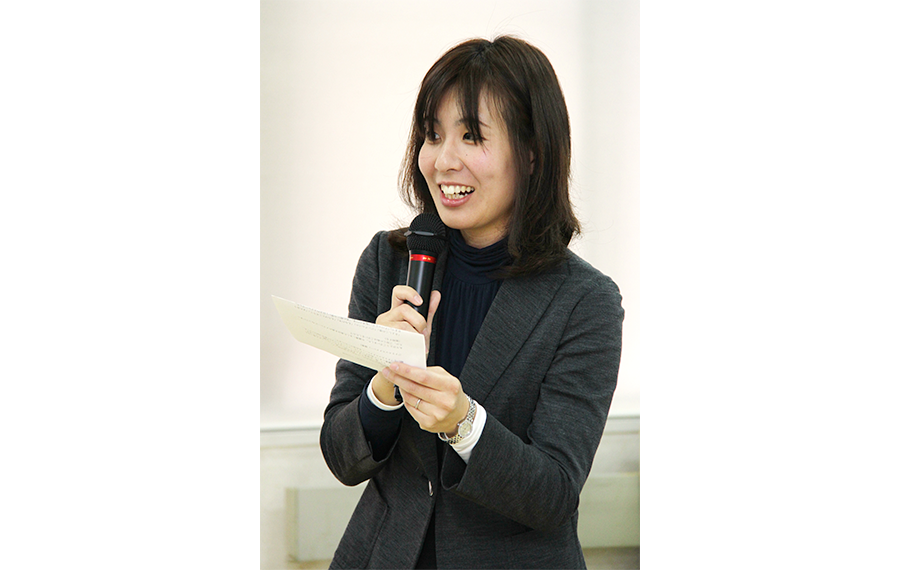 筆者が老人ホームで司会をしている姿