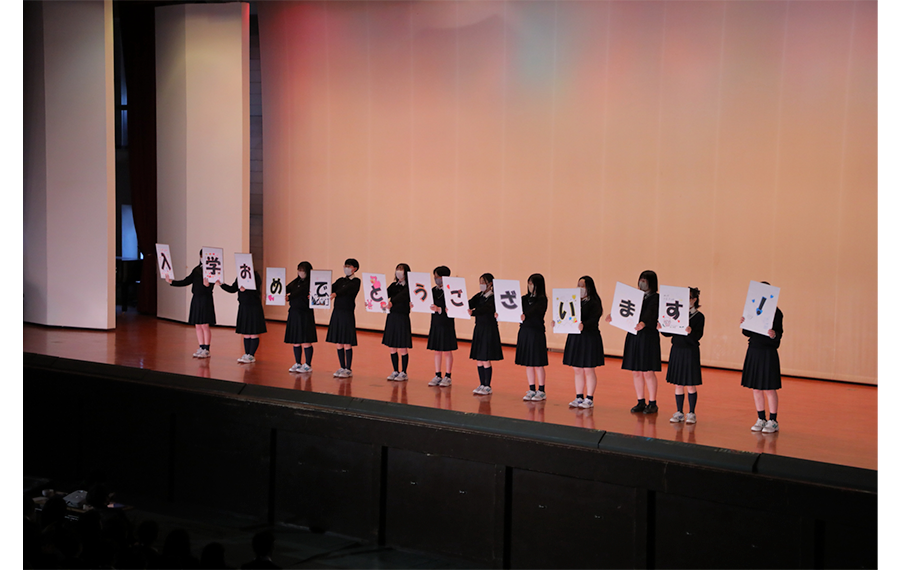 新入生歓迎会で生徒会によるオープニング