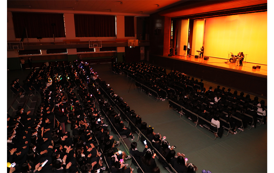 新入生歓迎会で軽音楽部の演奏