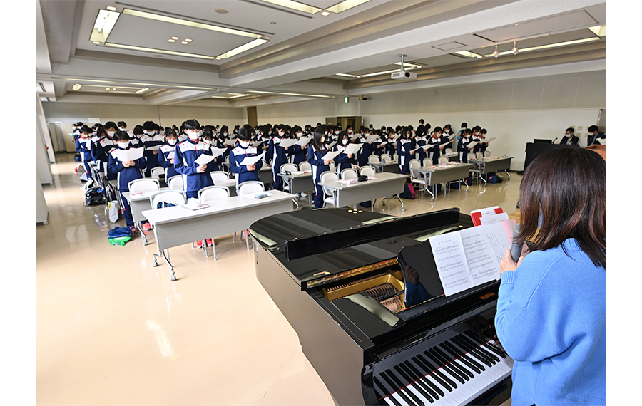 合宿での校歌の練習