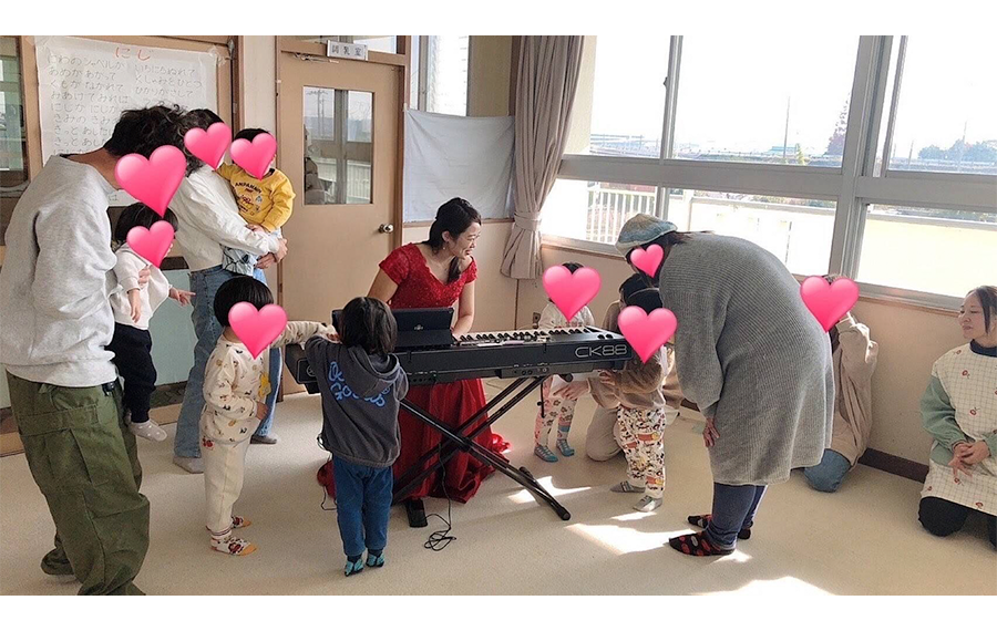 コンサート後に自然に楽器に集まる子どもたちの様子
