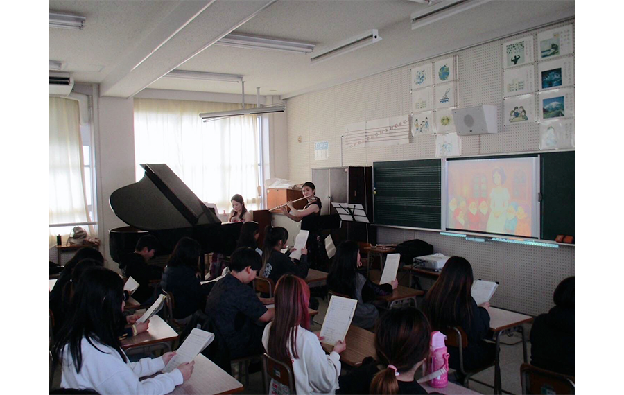 愛知県内の小学校での授業内鑑賞コンサートの様子
